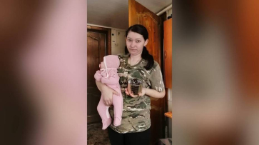 Молодая мама из Подгоренского района делает блиндажные свечи с шишками