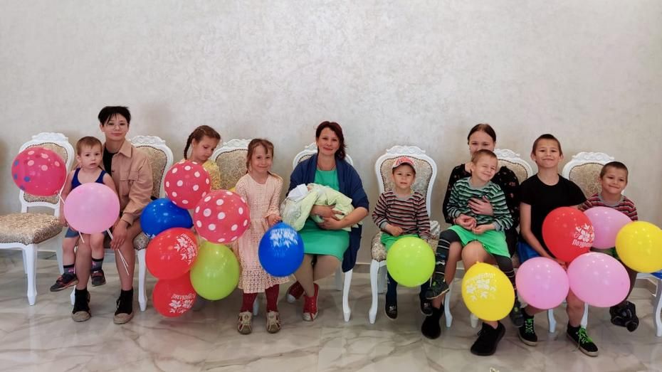 В Борисоглебском ЗАГСе десятого ребенка из многодетной семьи зарегистрировали 1 июня