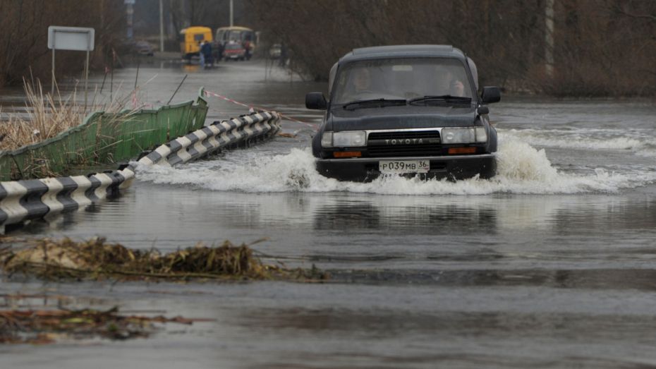 В Воронежской области мост через реку Хопер ушел под воду 
