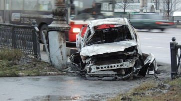 В Воронеже после ДТП сгорела иномарка, водитель скрылся с места происшествия