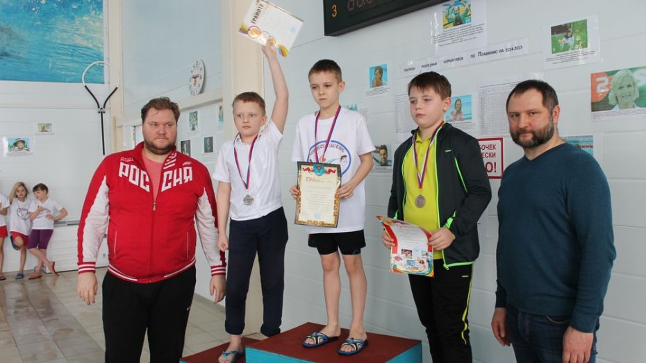 Олимпийский чемпион Денис Панкратов вручил медали борисоглебским пловцам