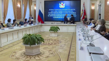 Губернатор Александр Гусев вручил областные награды воронежским учителям