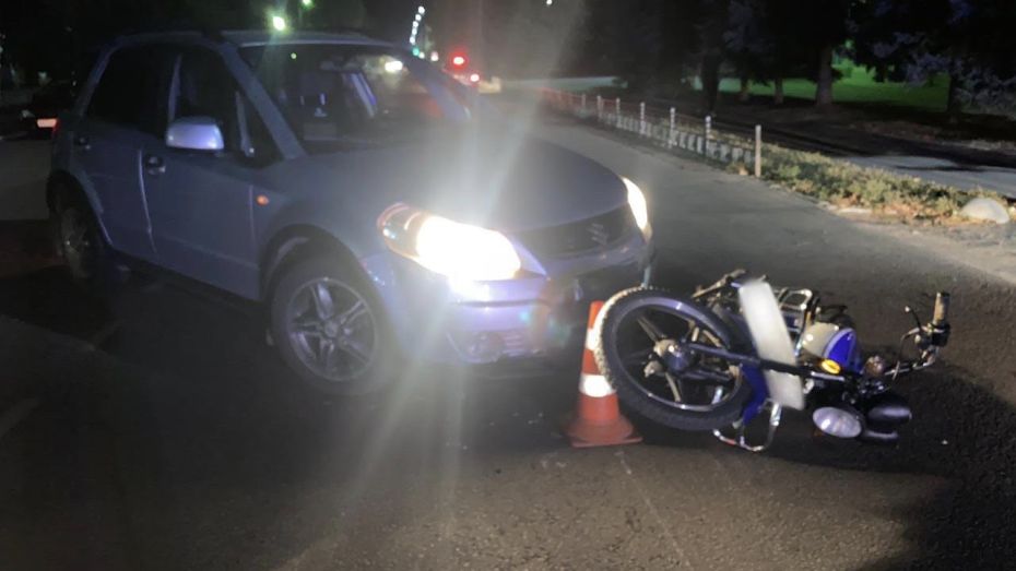 В Борисоглебске Воронежской области автомобиль Suzuki сбил двух подростков на мопеде