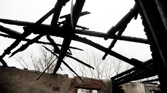 В воронежском селе из-за замыкания электропроводки сгорели дом и машина