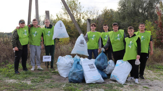 Борисоглебцы собрали 35 мешков мусора на берегу реки Ворона